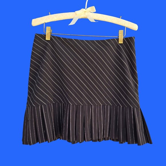 Y2K Black Pinstriped Pleated Mini Skirt Size S Academia Office Goth Emo Preppy - Picture 2 of 5